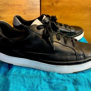 Kizik Vegas Sneaker Men’s 10 (W), Women’s 11.5 (W)